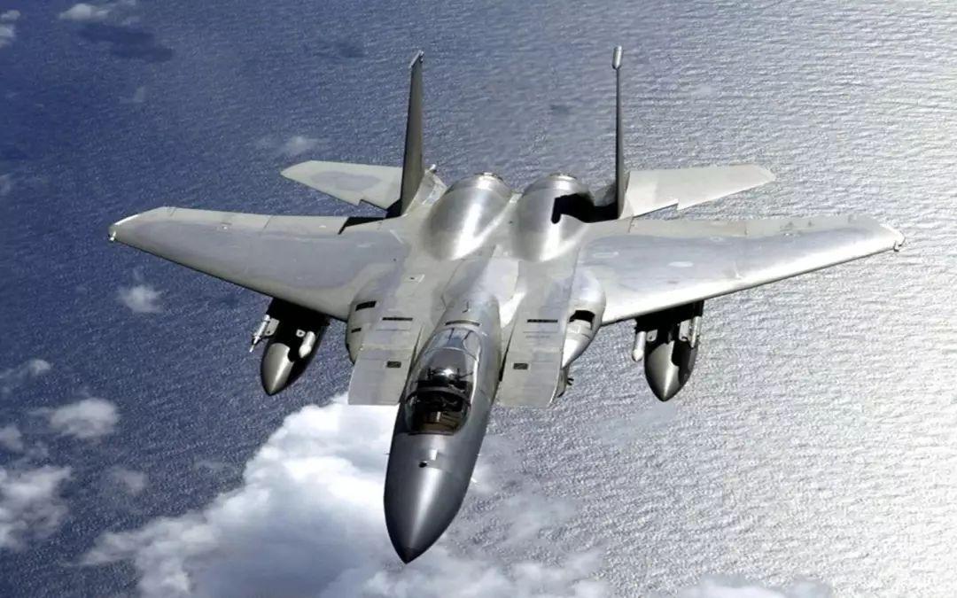 戰斗機在農村上空來回飛行，一種別樣的景象與深思，戰斗機農村上空飛行，別樣景象引發深思